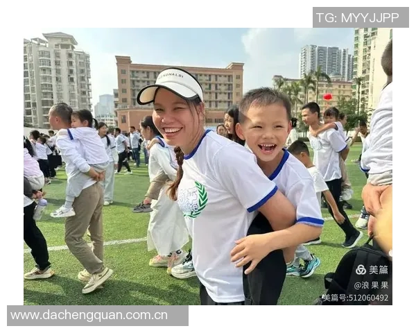 足球明星携子出场展现亲子时光共同感受绿茵场上的激情与快乐 足球明星携子出场展现亲子时光共同感受绿茵场上的激情与快乐